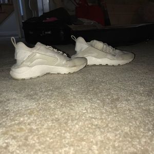 Nike Huraches (Size 7)